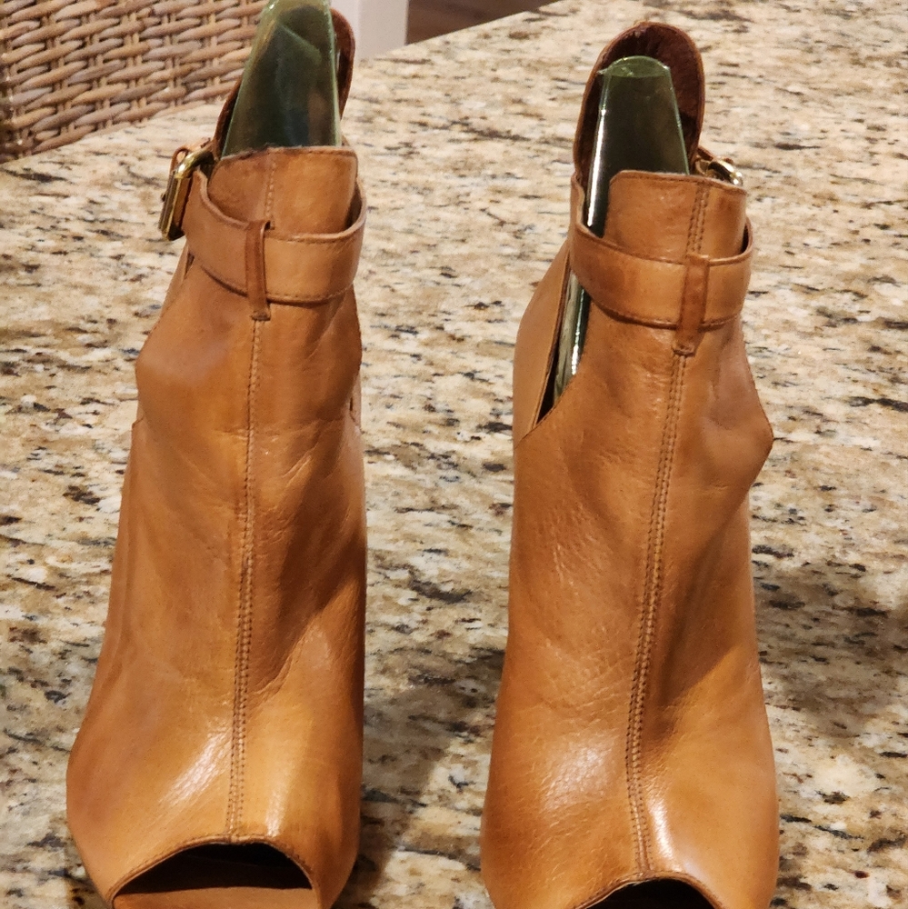 *Chinese Laundry *Size 10* Tan